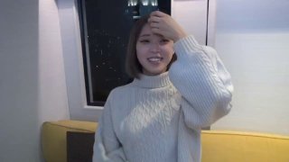 【内射女室友】躲在卫生间自慰被发现扛起双腿暴插